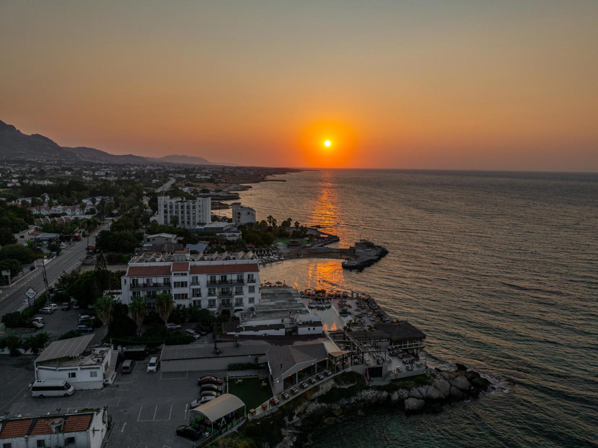 Manolya Hotel Lapithos  Exterior photo