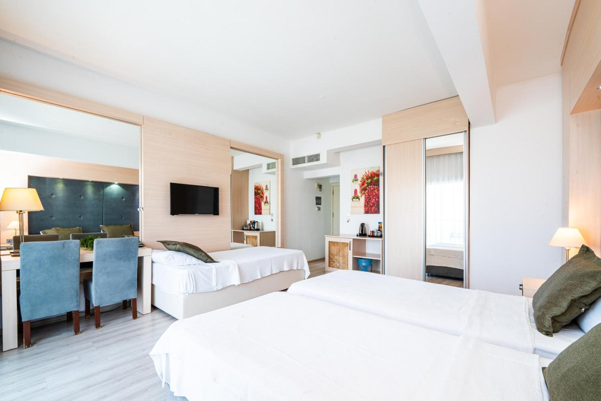 Manolya Hotel Lapithos  Exterior photo
